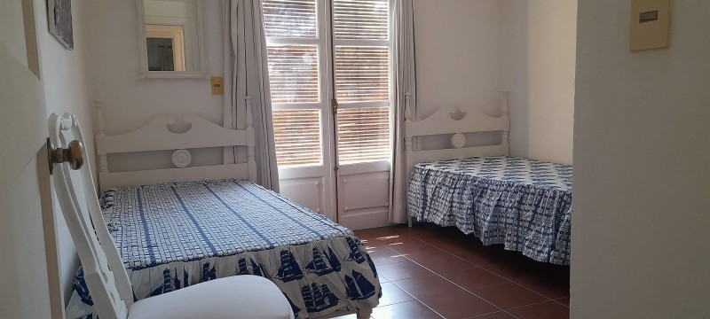 Disfrute del bosque a sólo dos cuadras de la calle principal, Casa en alquiler sobre La Barra.